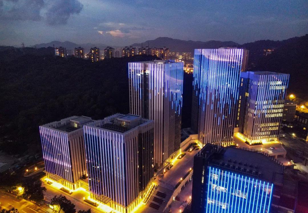 广州科学城总部经济区 - 先朗线条灯应用案例