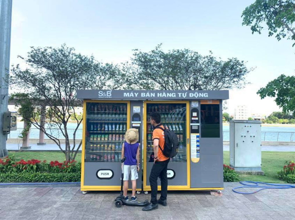 Vietnam: Big capacity snack and drink vending machine
