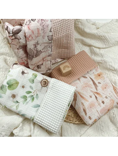 2022 Custom organic cotton knit blanket 2 layers printed patterns newborn infant kids baby waffle blanket, Super soft, light and breathable waffle gauze double-sided baby blanket provides you with deep and comfortable sleep while preventing overheating