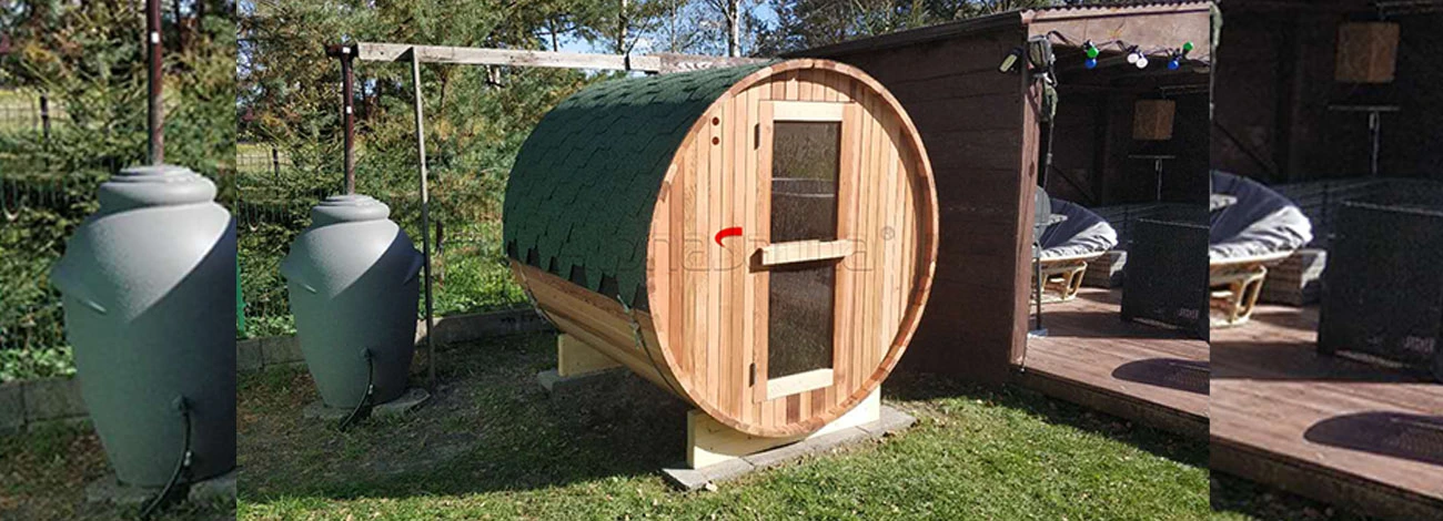 How does humidity affect the sauna experience, and what is the recommended humidity level for optimal benefits?