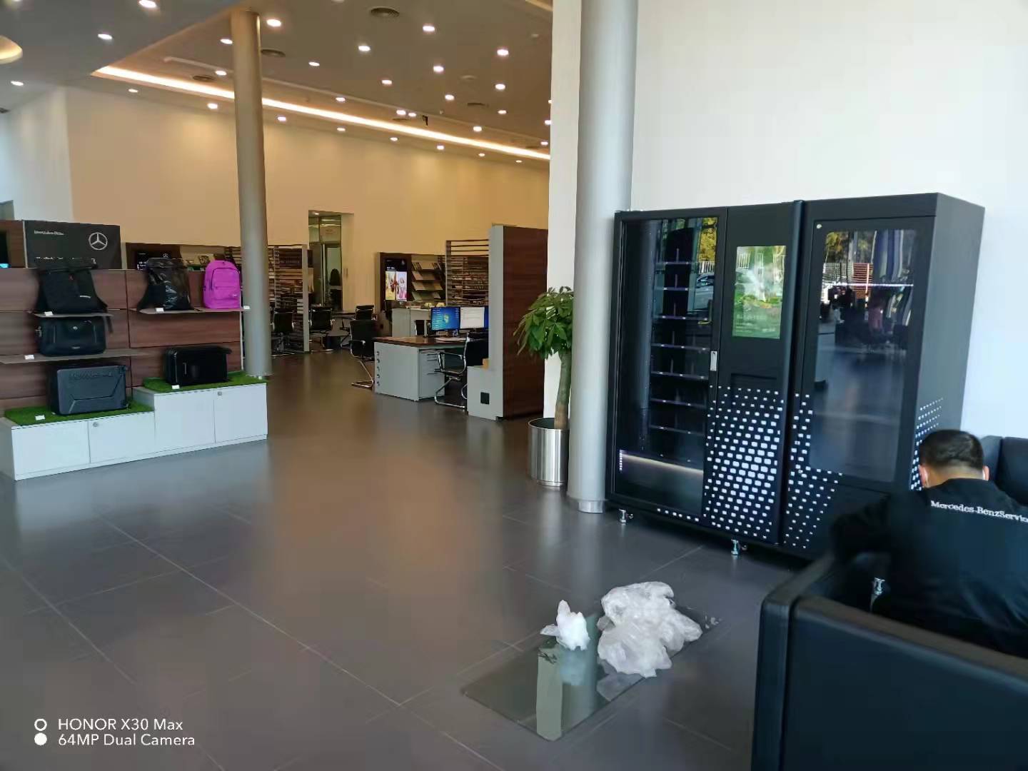 Micron smart vending machine Cooperation with Benz