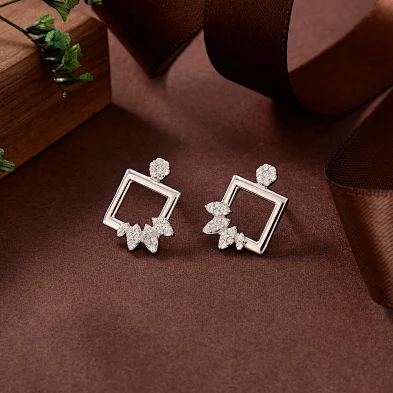 can you wear gold and silver earrings together