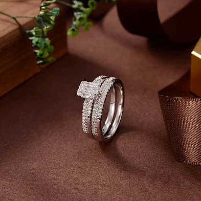 silver wedding ring