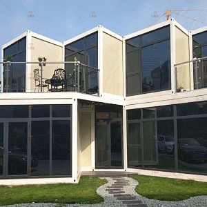 Casa contenedor prefabricada con plataforma de observación, escalera mecánica y balcón