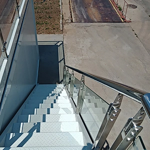 Casa contenedor prefabricada con plataforma de observación, escalera mecánica y balcón