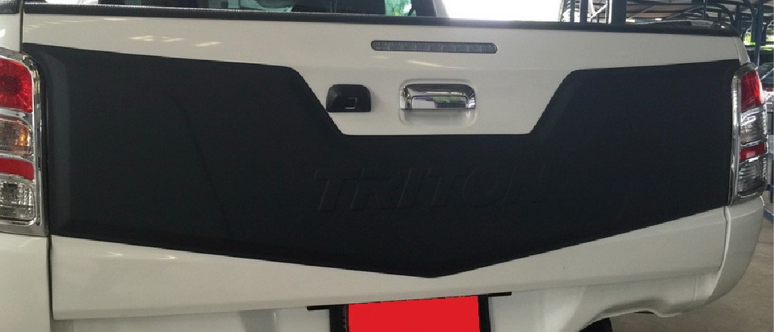 TRITON 15 TAIL GATE NUDGE COVER(UPPER)