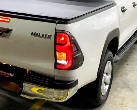 HILUX 2021 BLACK TAIL LIGHT COVER