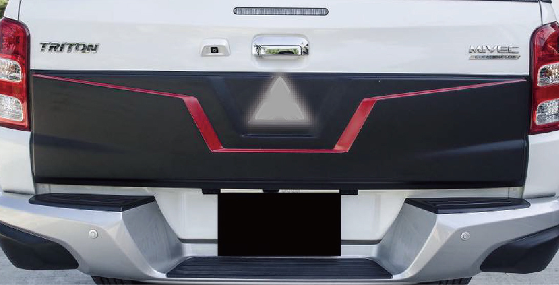 TRITON 15 TAIL GATE NUDGE COVER(LOWER)