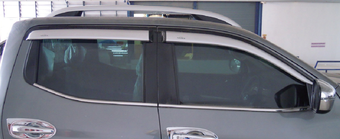 NAVARA NP300 2014-2021 BLACK AND SILVER DOOR VISOR
