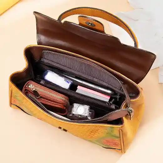 bolso de mano con estampado gráfico