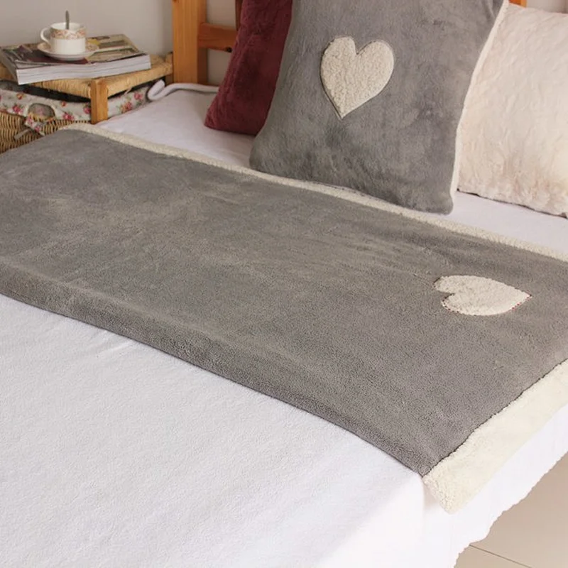 100% Polyester Fleece Super Soft Heart Embroidery Coral Fleece Blanket