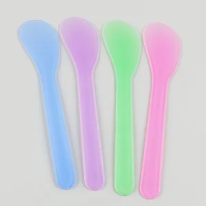 Small plastic mask rod plastic spoon to dig A small spatula dispensing cosmetics Beauty Tools