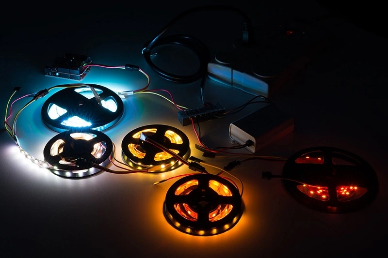 ¿Cuál es la caída de voltaje de la tira de luz LED?