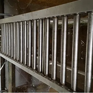 Crates Roller conveyor for poultry processing plant in live Birds Receiving Machinery