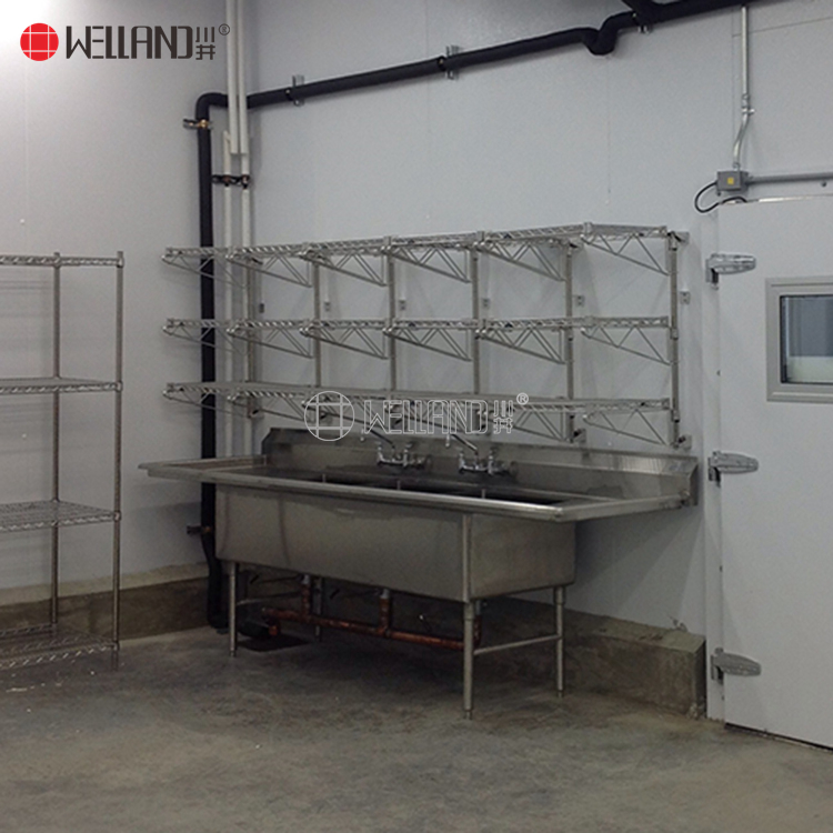 cucina a parete con scaffalature metalliche