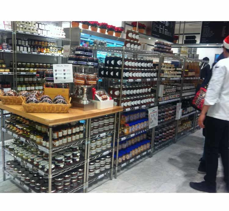 compras em pequenas prateleiras de arame expositor