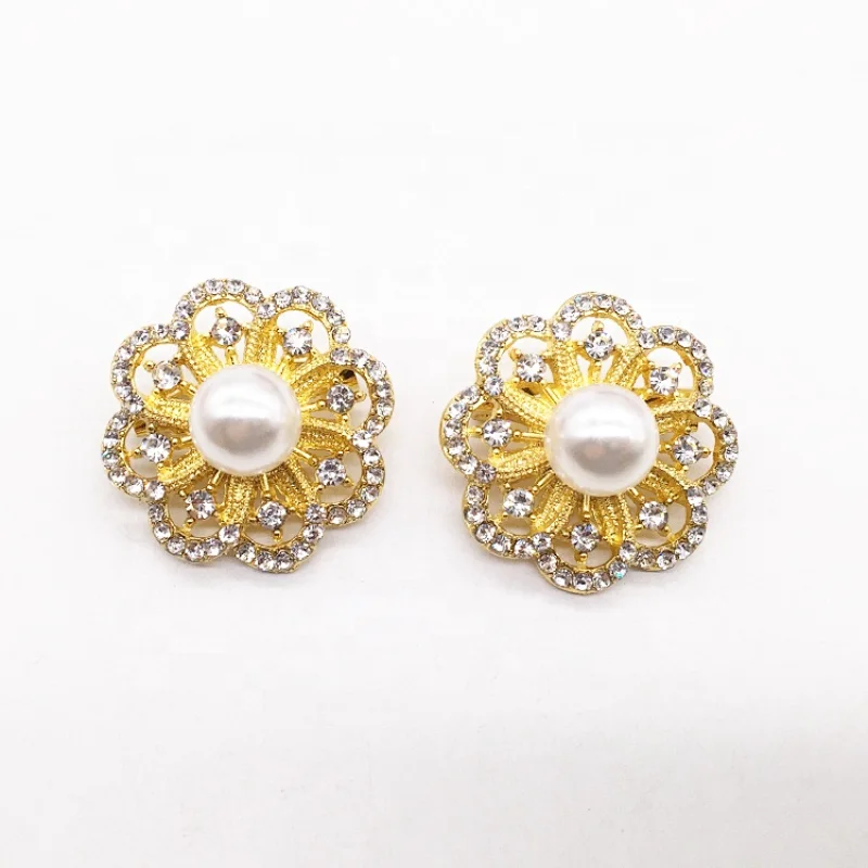 Hot sale 32mm low price pearl gold metal flower brooch for women