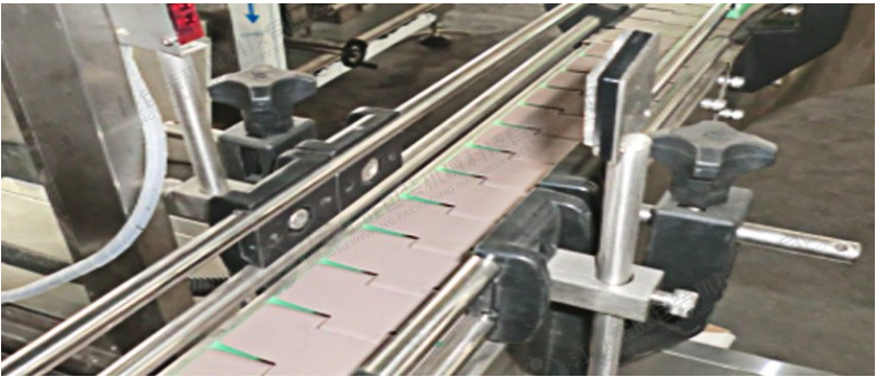 Automatic liquid bottle capping machine