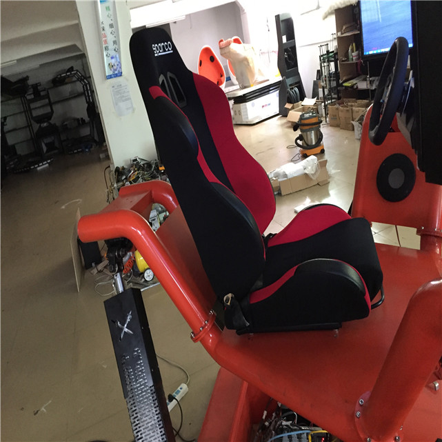 3个屏幕驾驶模拟器