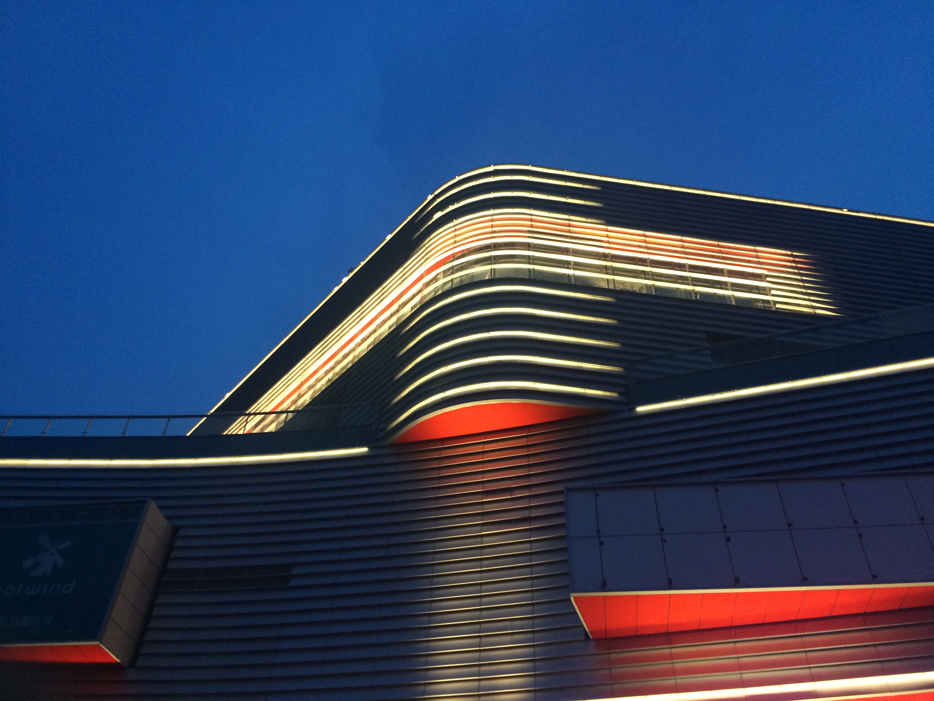 青島凱德Mall新都心 - LED線條燈 - 先朗照明