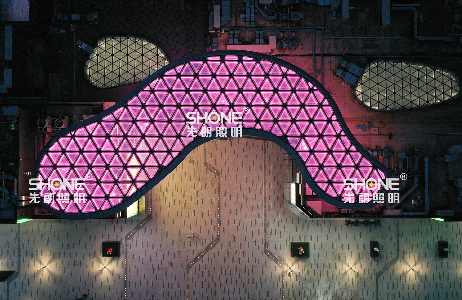 佛山美的置業廣場 - 先朗照明線條燈&發光墻磚應用案例