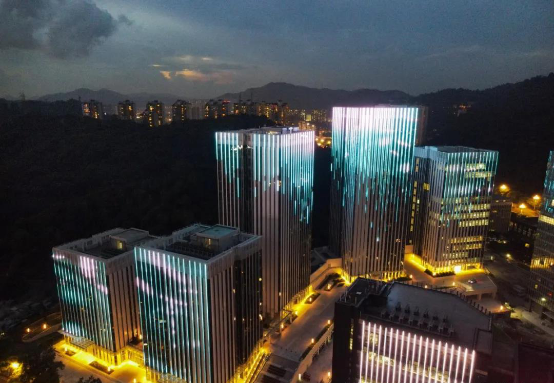 广州科学城总部经济区 - 先朗线条灯应用案例