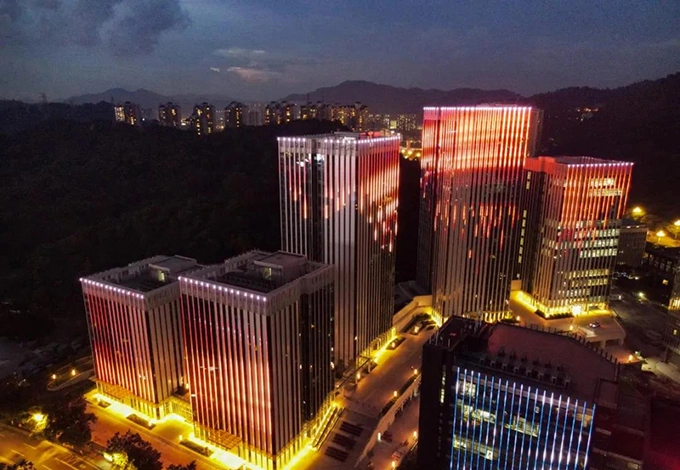 广州科学城总部经济区 - 先朗线条灯应用案例