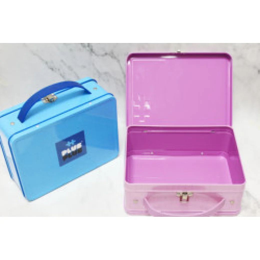 Pack your lunch in style with our tin lunch boxes. Durable and practical, available in a variety of designs and sizes.