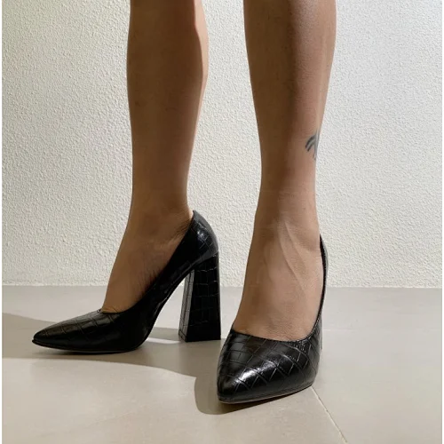 2022 Pointed toe block heels for women with big sizes 42 black white