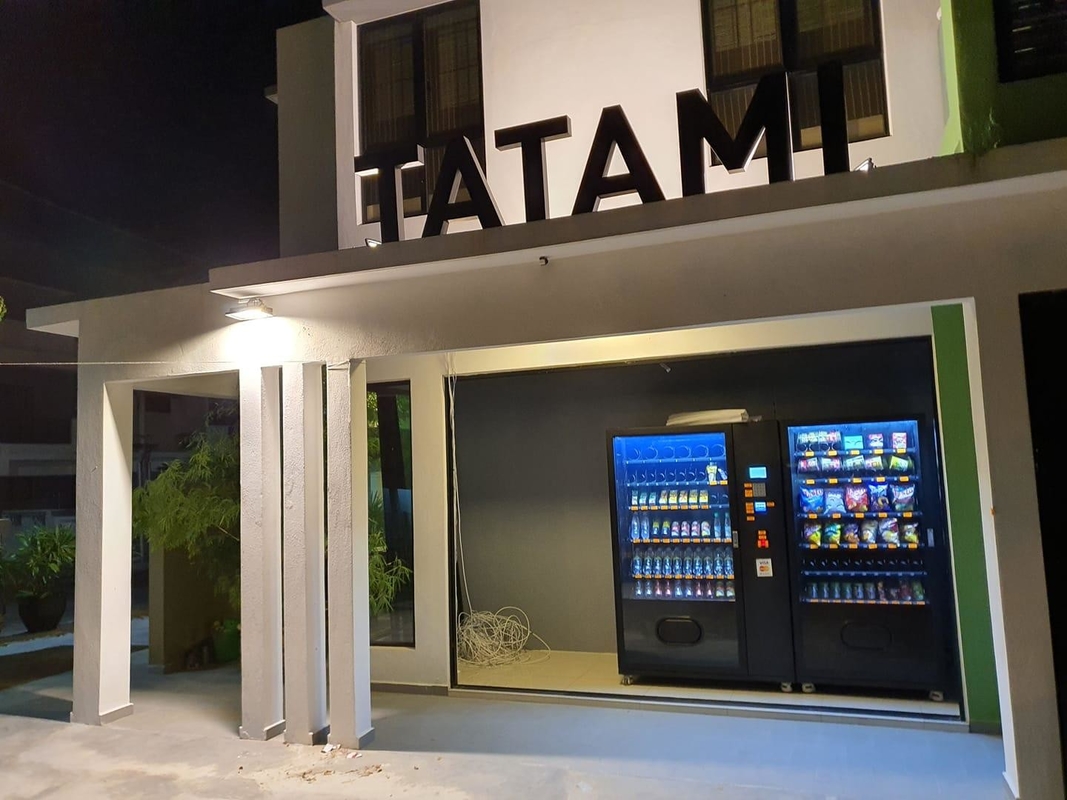 Vietnam: Big capacity snack and drink vending machine