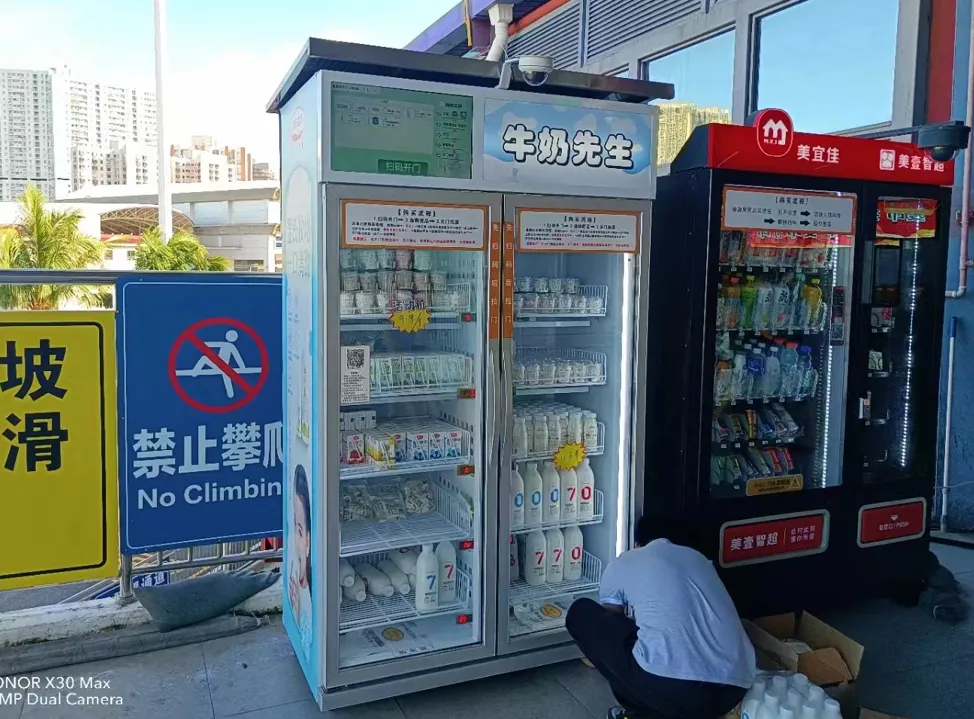 Milk vending machine, big bottle, fresh milk glass bottle, milk bag, box. All in one vending machine.