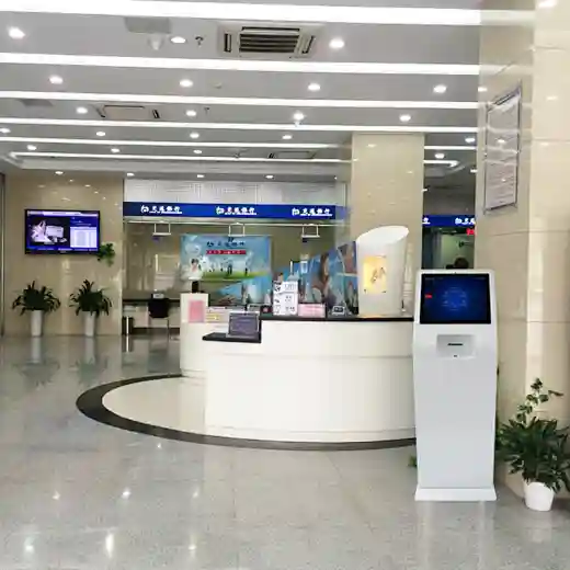 Chiosco touch screen di informazioni pubblicitarie