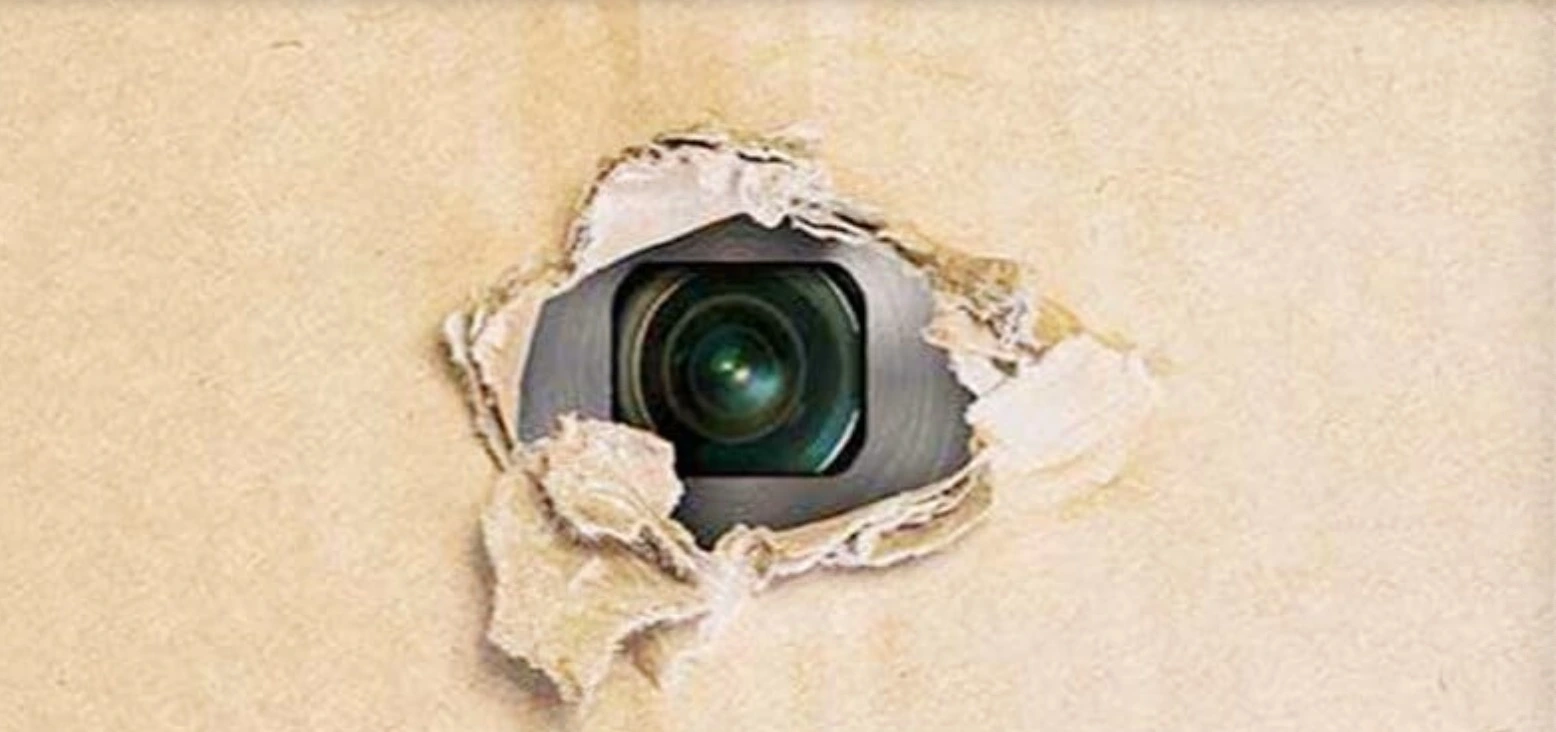 So finden Sie eine versteckte Kamera in Ihrem Haus, Airbnb oder anderswo