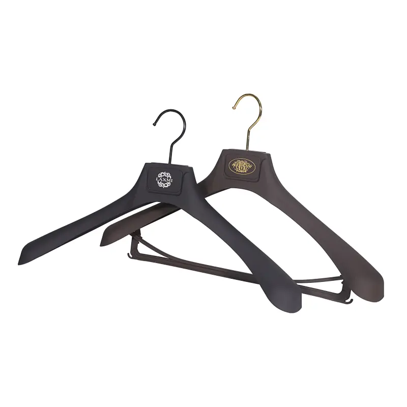 YT plastic suits hanger rubber surface plastic clothes hanger with bar for suits