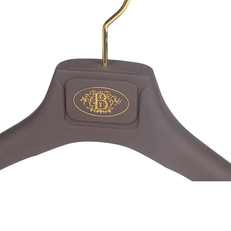 YT plastic suits hanger rubber surface plastic clothes hanger with bar for suits