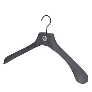 YT plastic suits hanger rubber surface plastic clothes hanger with bar for suits