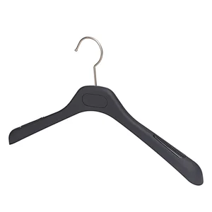 YT cheap black plastic top clothes hanger and plastic pants hanger