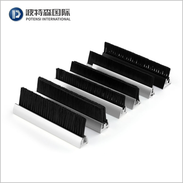 Escalator skirt brush