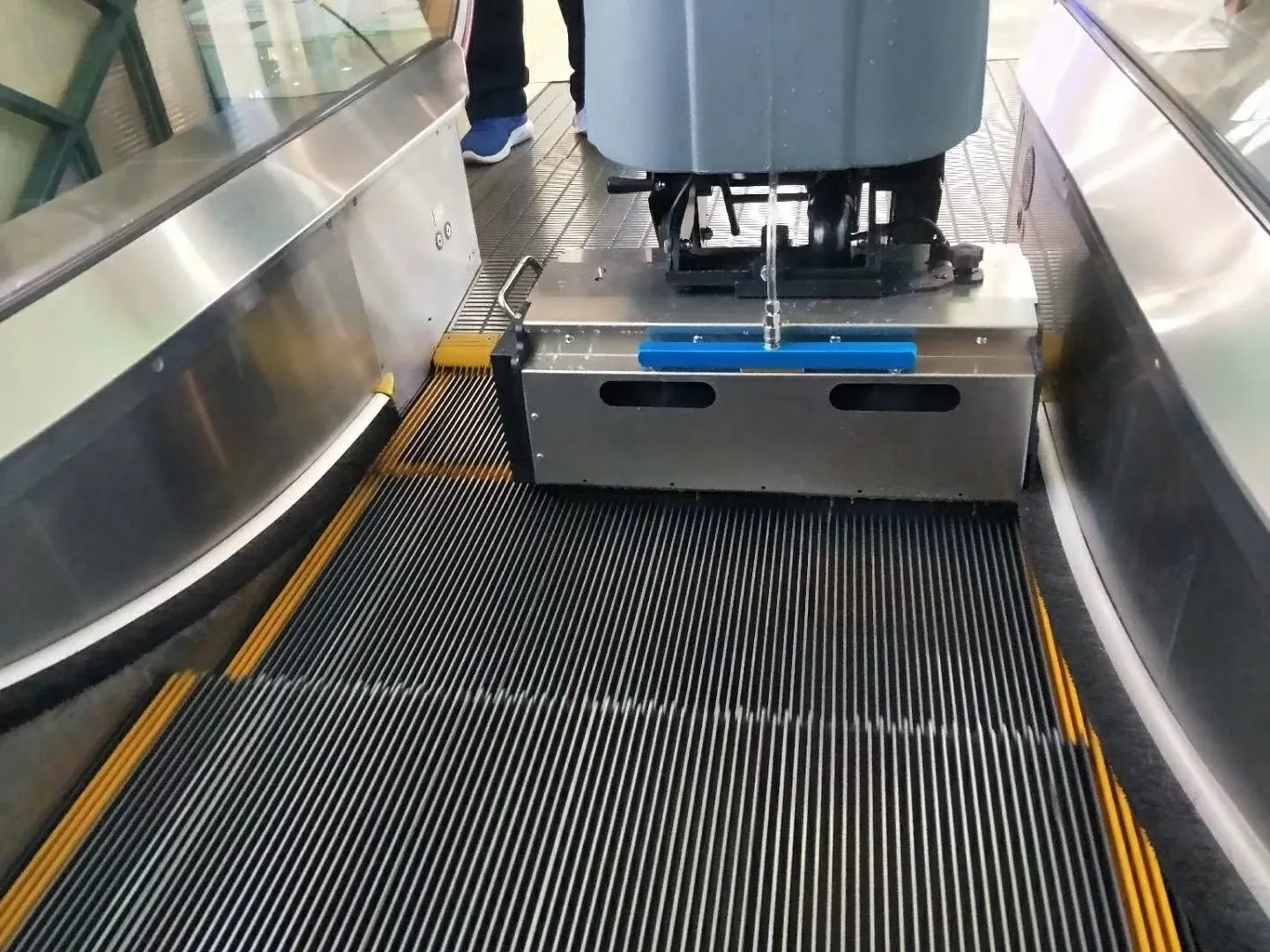 Escalator Step Cleaner