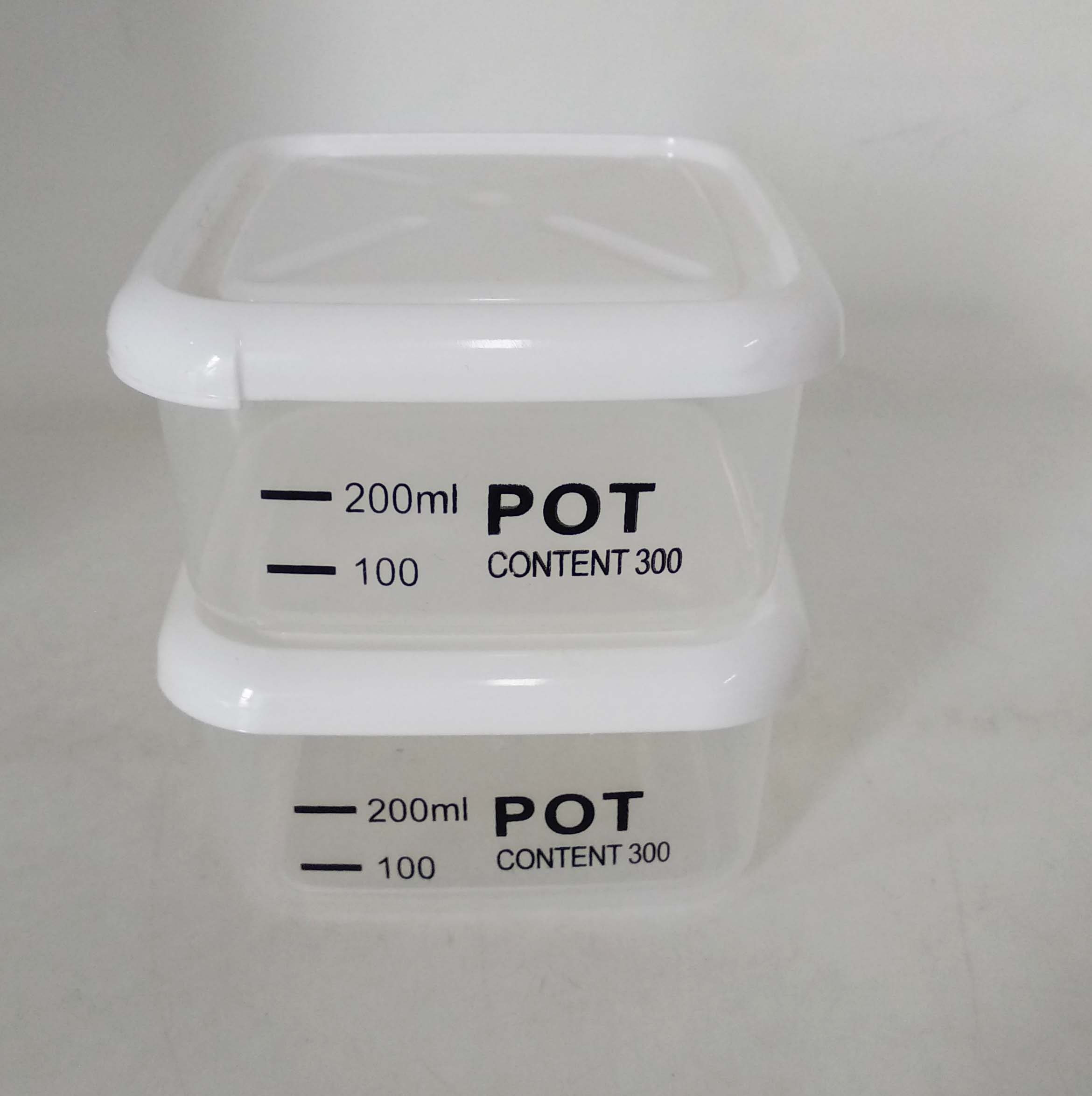 PLASTIC FOOD STORAGE CONTAINER