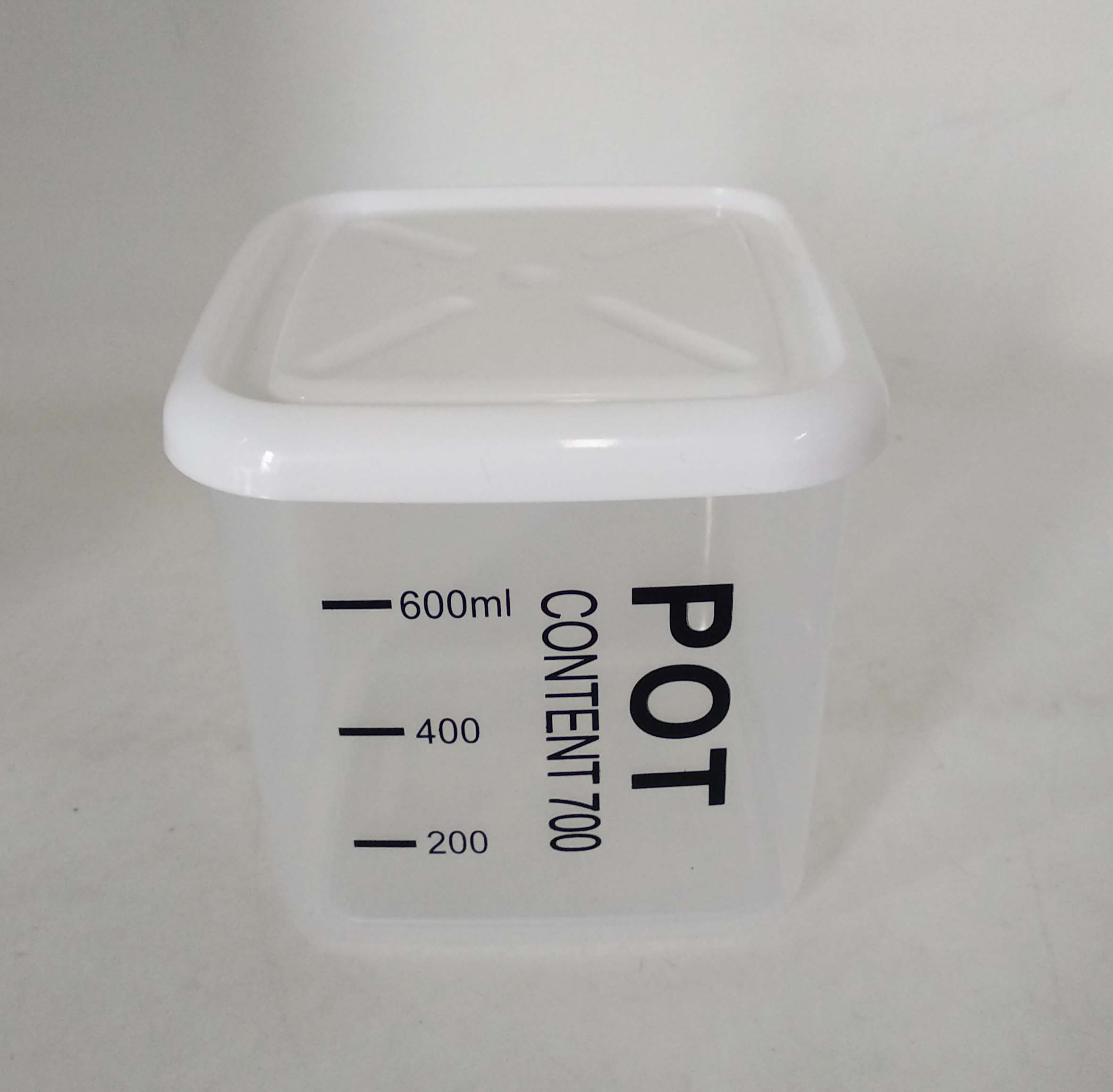 PLASTIC FOOD STORAGE CONTAINER