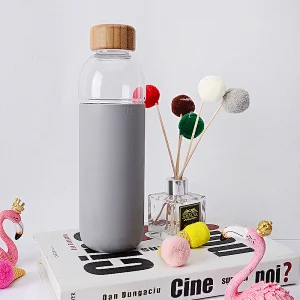 new design borosilicate bpa free 500 ml silicone glass bottle bamboo lid bottle