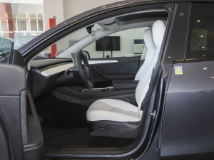 2022 rear-wheel-drive front-seat space