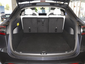 2022 rear-wheel-drive luggage compartment