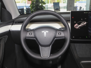 2022 rear-wheel-drive steering wheel