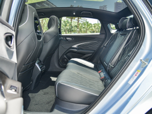 The 2022 550km standard battery life rear-drive version of the distinguished rear space