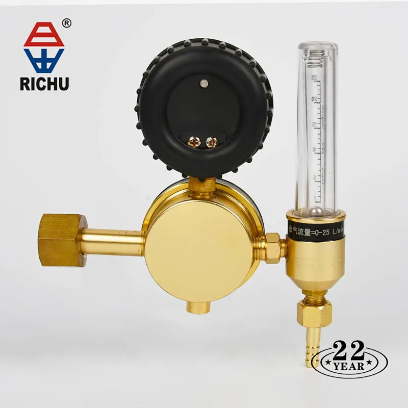 Gas regulator with flowmeter