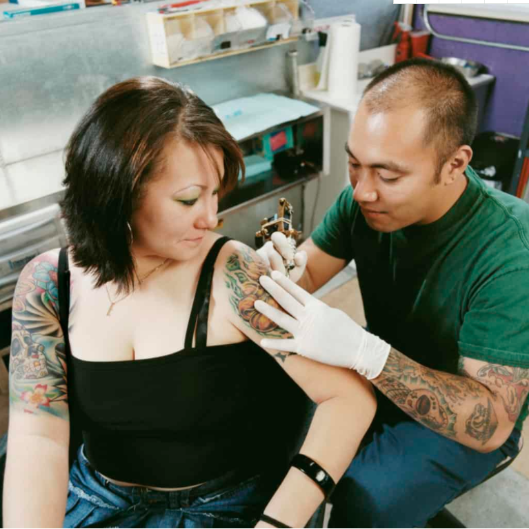 How much should u tip a tattoo artist?