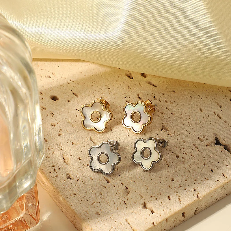 Women's Retro Natural Shell Stereo Flower Stud Earrings
