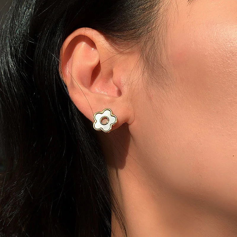 Women's Retro Natural Shell Stereo Flower Stud Earrings